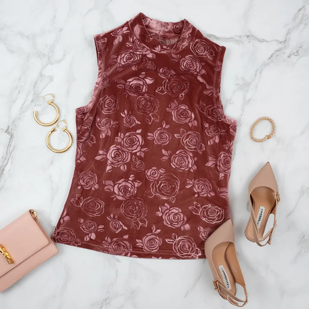 Outfit con Top de Terciopelo Rosa con Patrón de Rosas. Otras prendas y accesorios no incluidos.